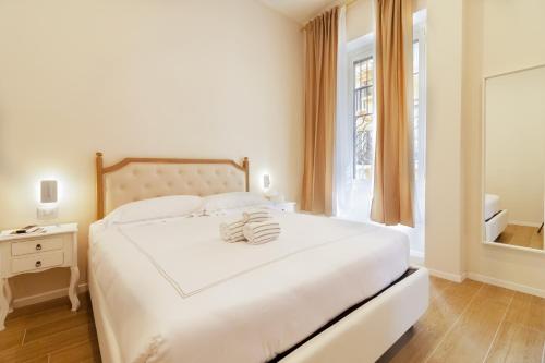 una camera da letto bianca con un letto grande e una finestra di Hotel Domus Rome a Roma