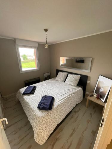 une chambre avec un lit avec deux serviettes dessus dans l'établissement Appartement tout confort Montauban, à Montauban