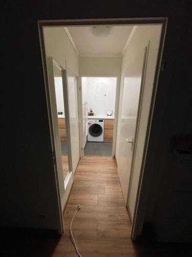 un couloir avec une porte menant à une cuisine dans l'établissement Appartement tout confort Montauban, à Montauban