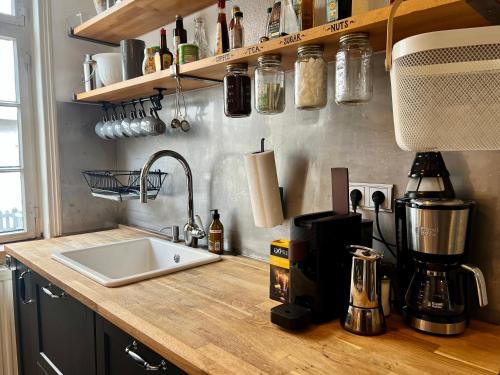 a kitchen counter with a sink and a coffee maker at Gemütliches Altstadt Apartment für Familien & Freunde Come In in Esslingen