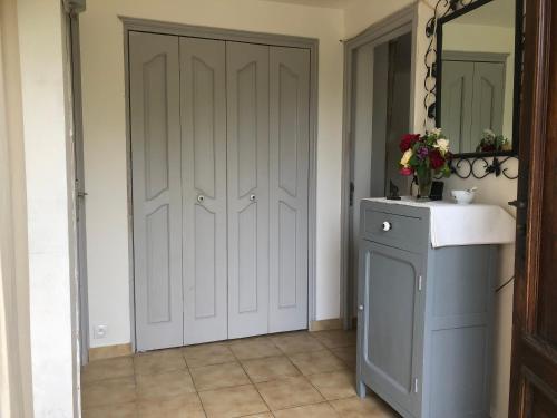 La salle de bains est pourvue d'une porte, d'un lavabo et d'un miroir. dans l'établissement Charmant studio avec jardin, à Cannes