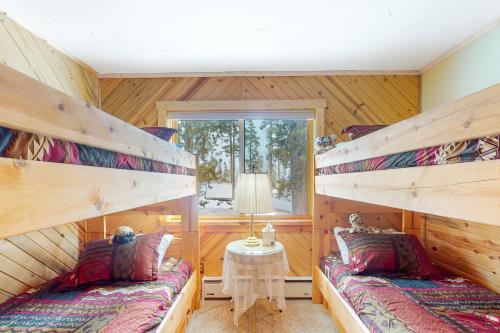 twee stapelbedden in een kamer met een raam bij Wapiti Point - Main House in Grand Lake