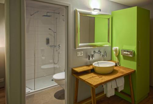Koupelna v ubytování Hotel National
