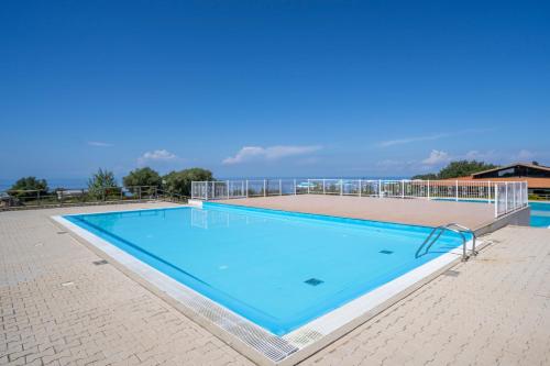 Bazén v ubytování Ninea Panoramic Family Apartments - large pool with sea view nebo v jeho okolí