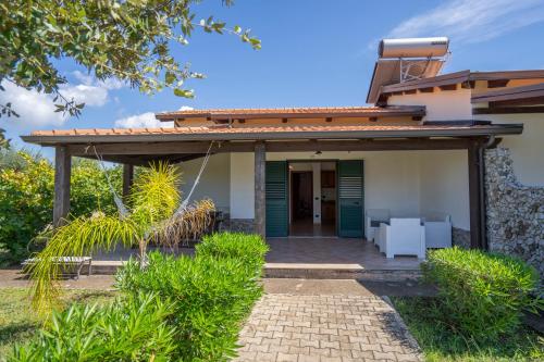 Zahrada ubytování Ninea Panoramic Family Apartments - large pool with sea view