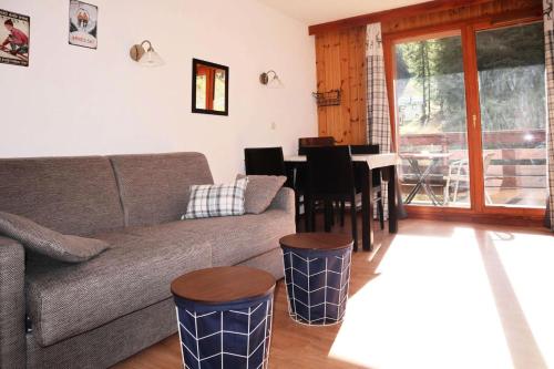 un salon avec un canapé et une table dans l'établissement Residence La Combe D Or - Appartement en résidence de standing MAE-6304, aux Orres
