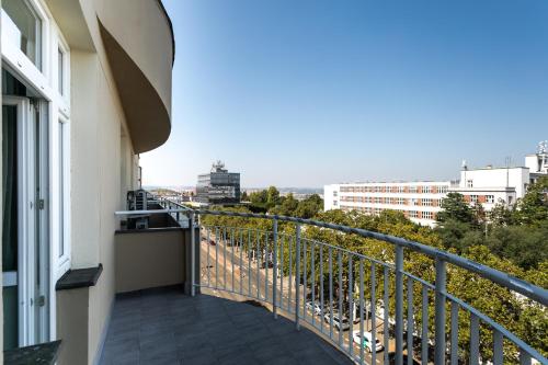 balkon z widokiem na miasto w obiekcie My Hotel Apollon w Pradze
