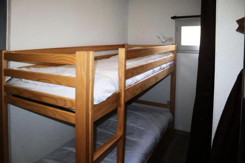 a couple of bunk beds in a room at Résidence La Chamoisiere - 101 CHAMOISIERE PREBOIS MAE-3404 in Les Orres