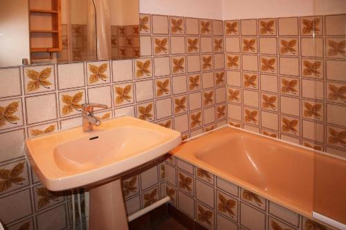 une salle de bain avec un lavabo et une baignoire dans l'établissement Résidence Les Flocons - Résidence Les Flocons MAE-6164, aux Orres