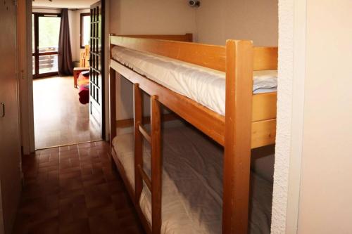 quelques lits superposés dans une chambre dans l'établissement Résidence Les Flocons - Grand studio cabine 6 personnes MAE-6541, aux Orres