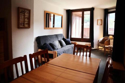 un salon avec un canapé et une table dans l'établissement Résidence Les Gradins - Rare à la location appartement duplex MAE-3624, à Le Mélézet