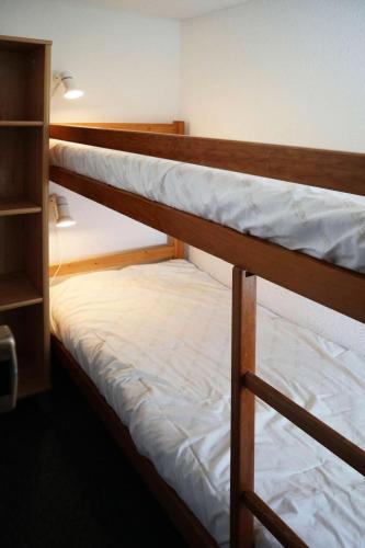 quelques lits superposés dans une chambre dans l'établissement Résidence Les Gradins - Rare à la location appartement duplex MAE-3624, à Le Mélézet