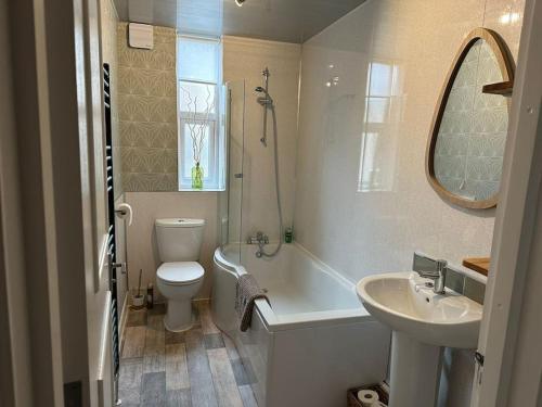 Un baño con inodoro, bañera y lavabo. en Amber House Retreat, en Saltburn-by-the-Sea