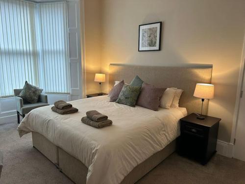 Un dormitorio con una cama grande con dos toallas encima. en Amber House Retreat, en Saltburn-by-the-Sea
