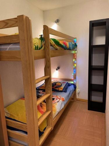 une chambre avec deux lits superposés dans une pièce dans l'établissement Résidence Parc Des Airelles - APPARTEMENT PARC DES AIRELLES 110 MAE-7291, aux Orres