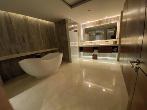 サン・ホセ・デル・カボにある2BD Oceanfront Presidential Suite Solaz Caboのバスルーム(床に大きな白いバスタブ付)