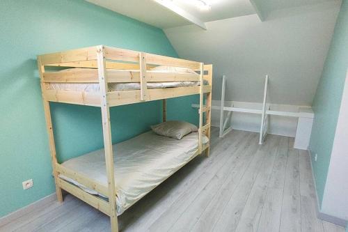 une chambre avec deux lits superposés dans une pièce dans l'établissement Maison spacieuse à Morsang sur Orge, idéale pour 8, à Morsang-sur-Orge