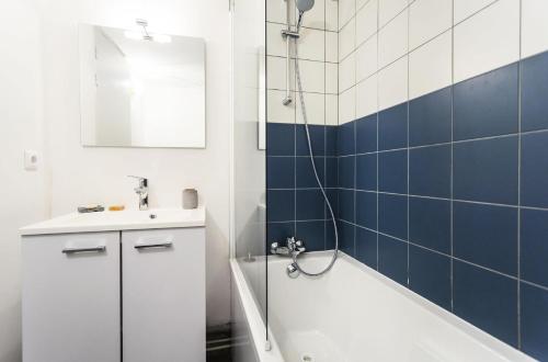 une salle de bain avec une baignoire, un lavabo et une douche dans l'établissement Résidence Thuria - Spacieux 3 pièces 7/8 personnes MAE-4644, à Arc 1800