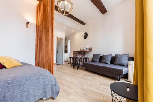 une chambre avec un lit et un canapé dans une pièce dans l'établissement NATIONALE 2 - St Charles - Réformés - Vieux Port, à Marseille
