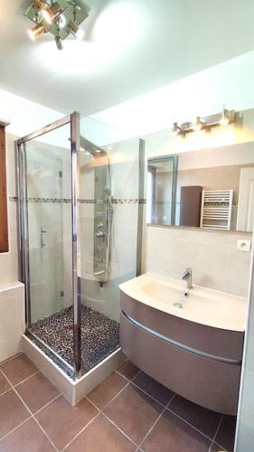 une salle de bain avec une douche, une baignoire et un lavabo dans l'établissement Maison spacieuse à Morsang sur Orge, idéale pour 8, à Morsang-sur-Orge