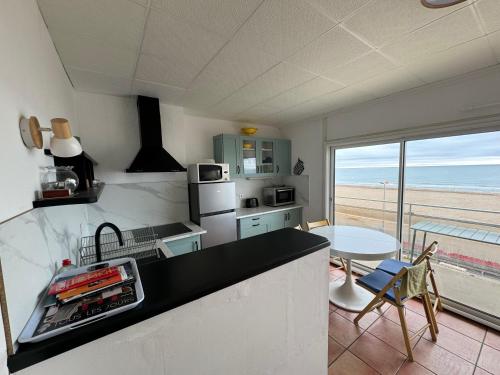 - une cuisine avec vue sur la plage dans l'établissement Appt T3 front de mer belle vue, à Narbonne