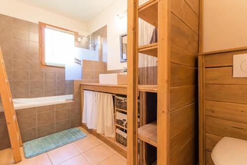 une salle de bain avec toilettes et lavabo dans l'établissement Chalets De La Croisette - Chalet 8 personnes avec hammam MAE-4684, à Arc 1800