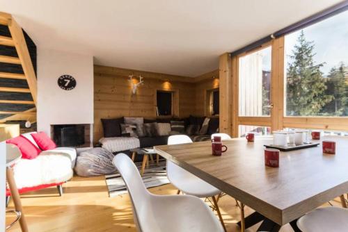 un salon avec une table et des chaises dans l'établissement Résidence Thuria - Spacieux appartement rénové 8 personnes MAE-4704, à Arc 1800