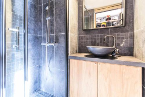 une salle de bain avec un lavabo et une douche en verre dans l'établissement Résidence Thuria - Spacieux appartement rénové 8 personnes MAE-4704, à Arc 1800