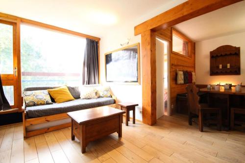 un salon avec un canapé et une table dans l'établissement Résidence Miravidi - Appartement 3 Pièces 7 personnes centre station MAE-4744, à Arc 1800