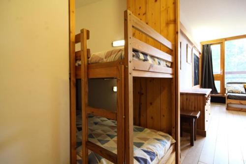 une chambre avec deux lits superposés et un bureau dans l'établissement Résidence Miravidi - Appartement 3 Pièces 7 personnes centre station MAE-4744, à Arc 1800