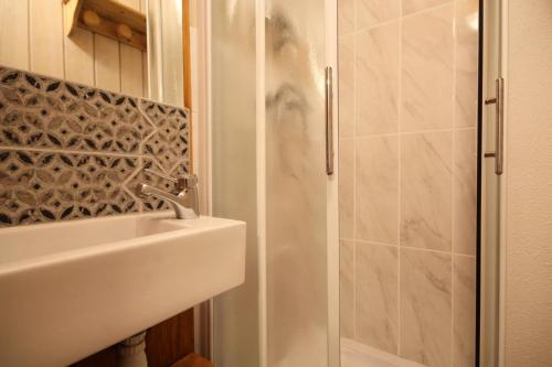 une salle de bain avec un lavabo et une douche dans l'établissement Résidence Miravidi - Appartement 3 Pièces 7 personnes centre station MAE-4744, à Arc 1800