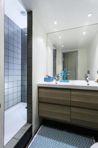 une salle de bain avec deux lavabos et une douche dans l'établissement Résidence Lauzieres - Appartement 3 pèces 7 personnes pied des pistes MAE-4754, à Arc 1800
