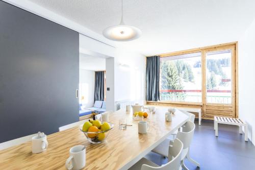 une salle à manger avec une table avec un bol de fruits dessus dans l'établissement Résidence Lauzieres - Appartement 3 pèces 7 personnes pied des pistes MAE-4754, à Arc 1800