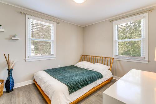 Postel nebo postele na pokoji v ubytování Pet-Friendly South Knoxville Home with Yard