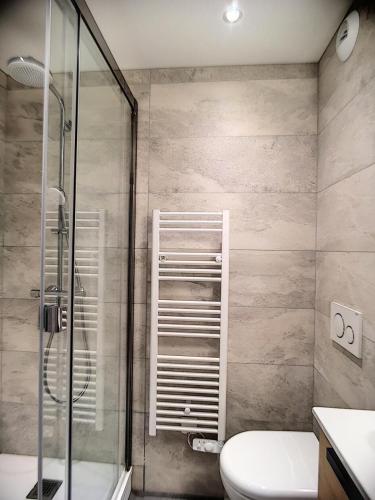 une salle de bain avec douche et toilettes dans l'établissement Résidence Varet 2 - Appartement rénové 3 pièces 7 personnes MAE-4774, à Arc 2000