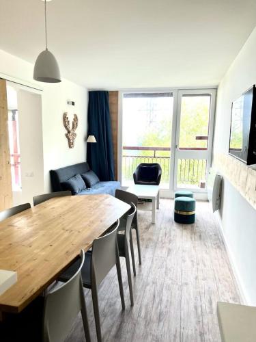 un salon avec une table en bois et un canapé dans l'établissement Résidence Varet 2 - Appartement rénové 3 pièces 7 personnes MAE-4774, à Arc 2000