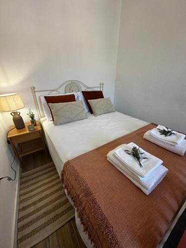 a bedroom with two beds with towels on them at Casa do Castelo in Belver