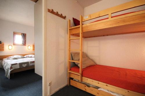 - une chambre avec deux lits superposés et un lit dans l'établissement Résidence Armoise - Deux pièces 6 personnes centre station MAE-4854, à Arc 1800
