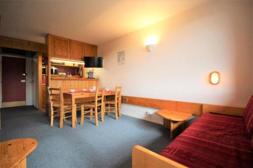une pièce avec une table et des chaises et une cuisine dans l'établissement Résidence Armoise - Deux pièces 6 personnes centre station MAE-4854, à Arc 1800