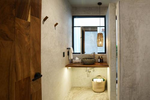 a bathroom with a sink and a mirror at Witari Hotel Boutique in San Francisco