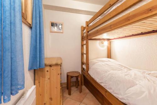 une chambre avec un lit superposé et une chaise dans l'établissement Résidence Alpages Du Chantel - Appartement 3 pièces 6 personnes MAE-4924, à Arc 1800