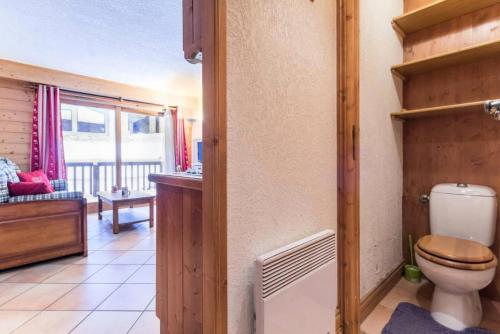 Il comprend un salon et une salle de bains pourvue de toilettes. dans l'établissement Résidence Alpages Du Chantel - Appartement 3 pièces 6 personnes MAE-4924, à Arc 1800
