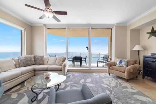 un soggiorno con un divano e un tavolo di Indigo Unit 1701e a Pensacola