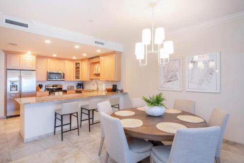 kuchnia i jadalnia ze stołem i krzesłami w obiekcie Beachcomber 09 w mieście George Town