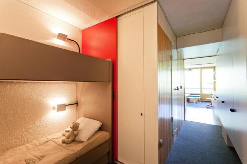 une chambre avec un lit avec un ours en peluche dessus dans l'établissement Résidence Lauzieres - Studio 5 personnes pied des pistes MAE-5244, à Arc 1800