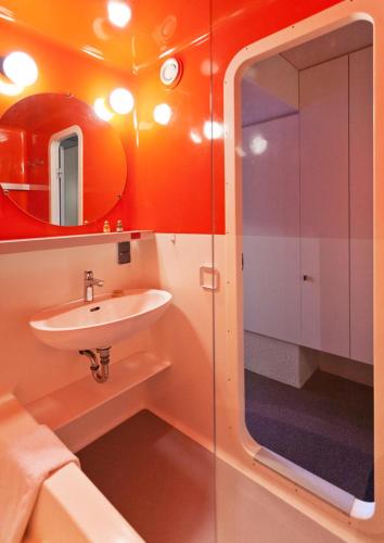 une salle de bain avec un lavabo et une douche dans l'établissement Résidence Lauzieres - Studio 5 personnes pied des pistes MAE-5244, à Arc 1800