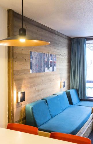 un salon avec un canapé bleu et une table dans l'établissement Résidence Lauzieres - Studio 5 personnes pied des pistes MAE-4974, à Arc 1800