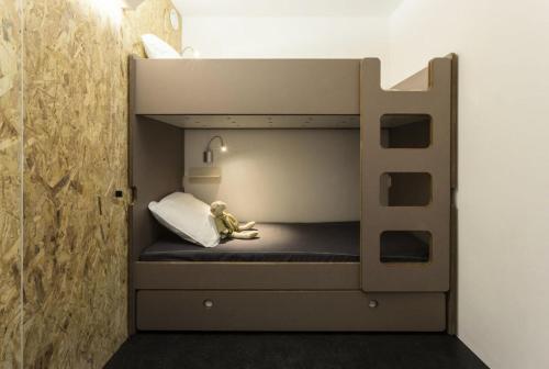 - un lit superposé avec un petit enfant assis dans l'établissement Résidence Varet 3 - Studio rénové 5 personnes MAE-5314, à Arc 2000