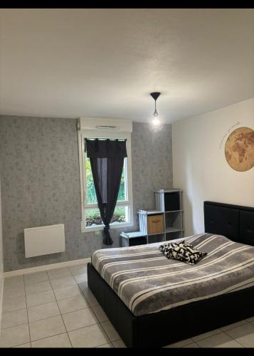une chambre avec un grand lit et une fenêtre dans l'établissement T2 cosy tout équipé à deux pas de la gare de annemasse, à Ville-la-Grand