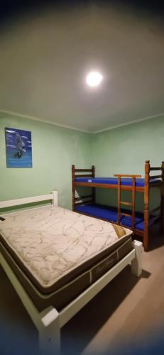 a bedroom with two bunk beds in a room at Hospedagem da Família hostel in Cabo Frio